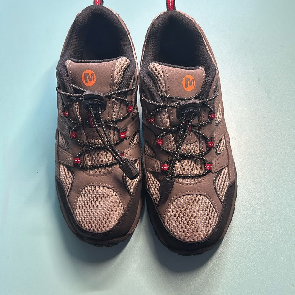 Boy’s Merrel hiking sneakers sizer youth 4.5M